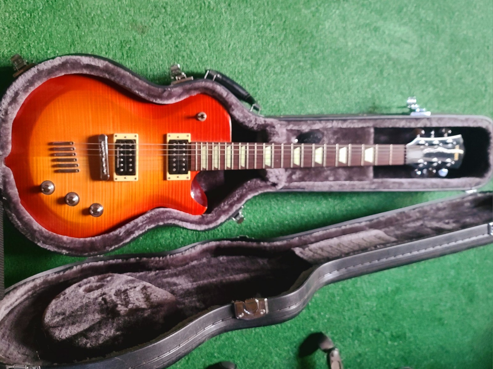 Sought-after AES620 YAHAMA 22 fret Guitar w/hardcase. # QKZ0250R/ 2003 -2004