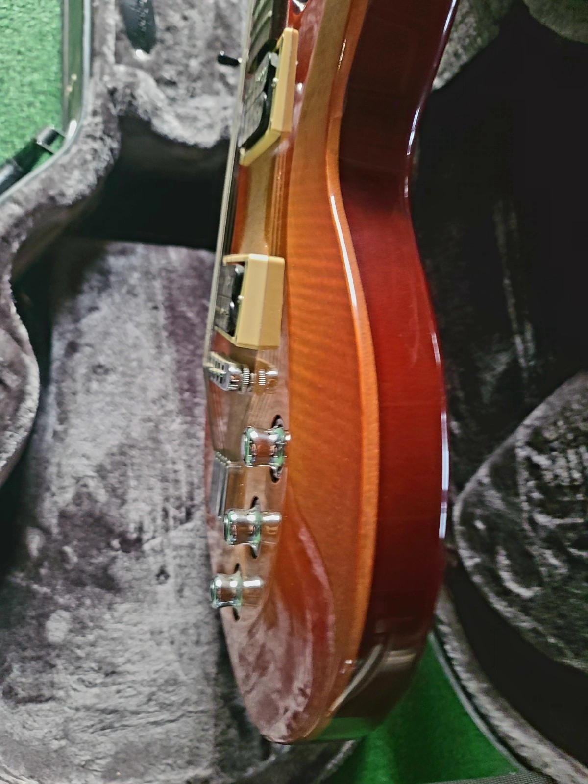 Sought-after AES620 YAHAMA 22 fret Guitar w/hardcase. # QKZ0250R/ 2003 -2004