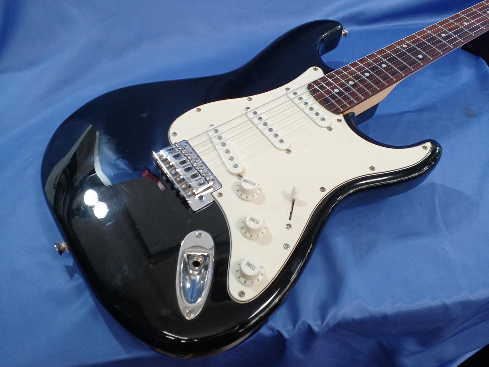 BUSKER’S ST Used Poplar body Maple neck Engineering wood fingerboard Black