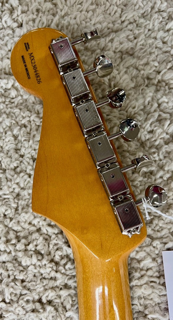 Fender Robert Cray Stratocaster Guitar, Rosewood Fingerboard, Inca Silver – MIM