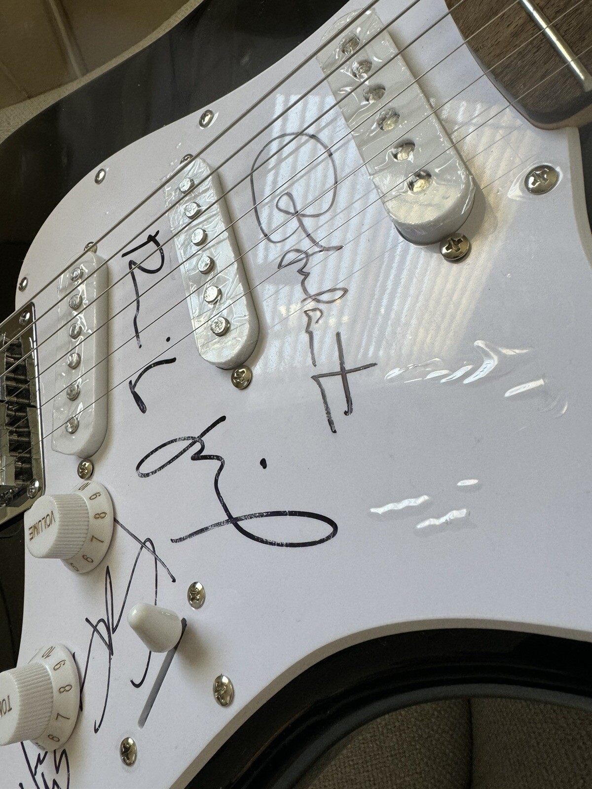 Ricky Martin + Reik Signed Guitar – Squier By Fender SQ Bullet Strat HT HSS BLK
