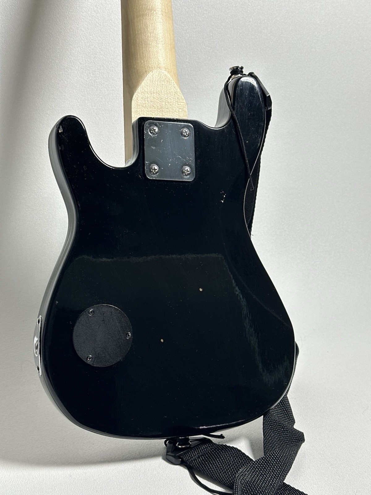 ZENY ELECTRIC GUITAR, 30″ FOR KIDS, RIGHT HAND STRATOCASTER STYLE, PREOWNED 