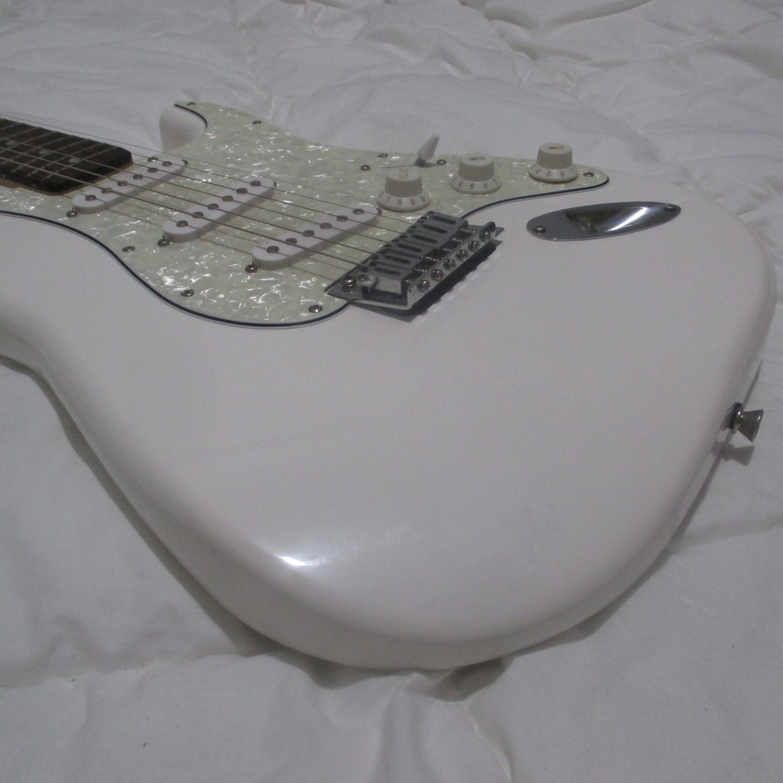 Fender Squire Strat SE 6 String Electric Guitar White CXS With CE European Decal