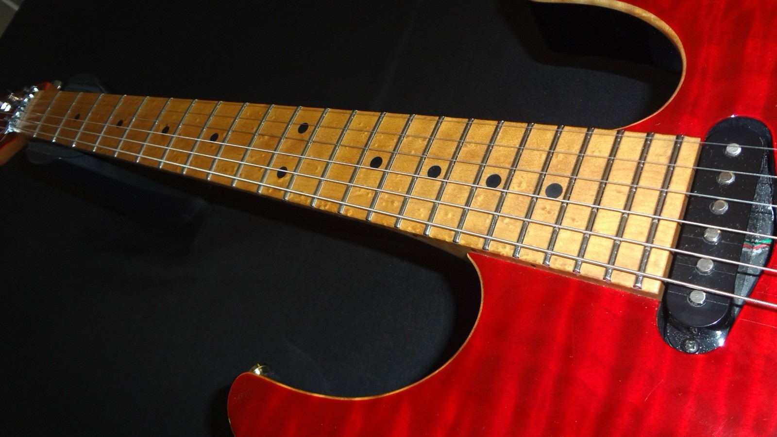 Suhr Modern Trans Red Quilt Maple Top – Roasted Birdseye Neck – Gotoh Floyd Rose