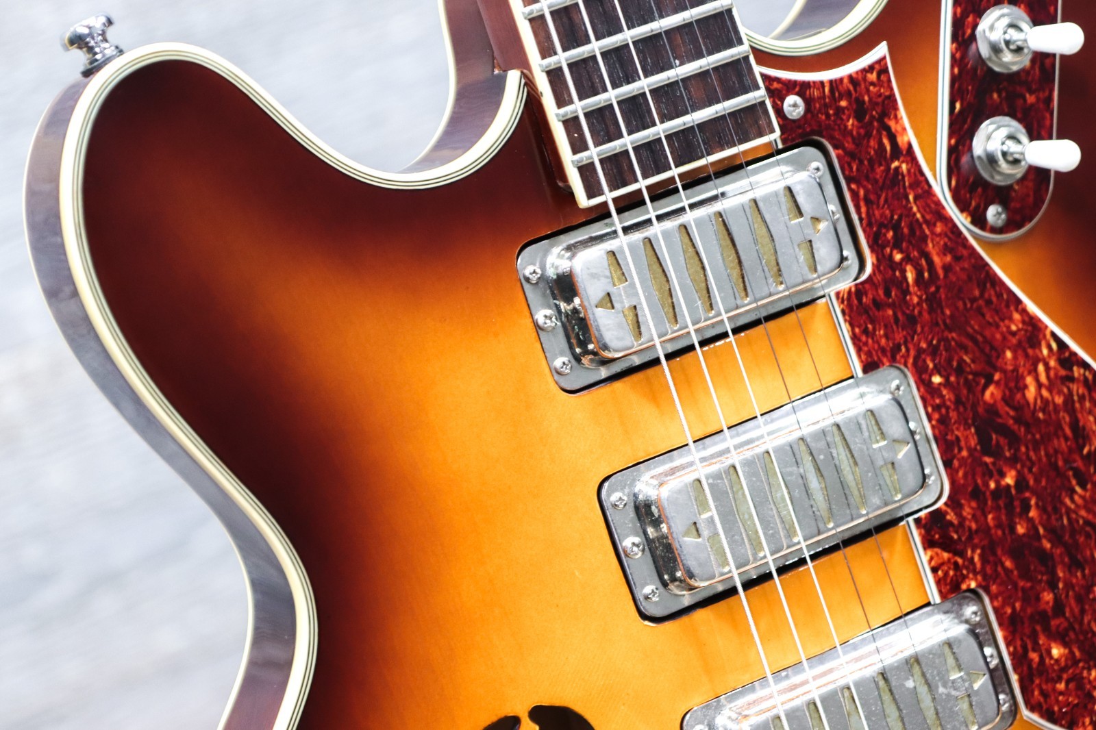 Eastwood Airline H78 Honeyburst Gold Foil Pickups Semi-Hollow El. Guitar w/Case