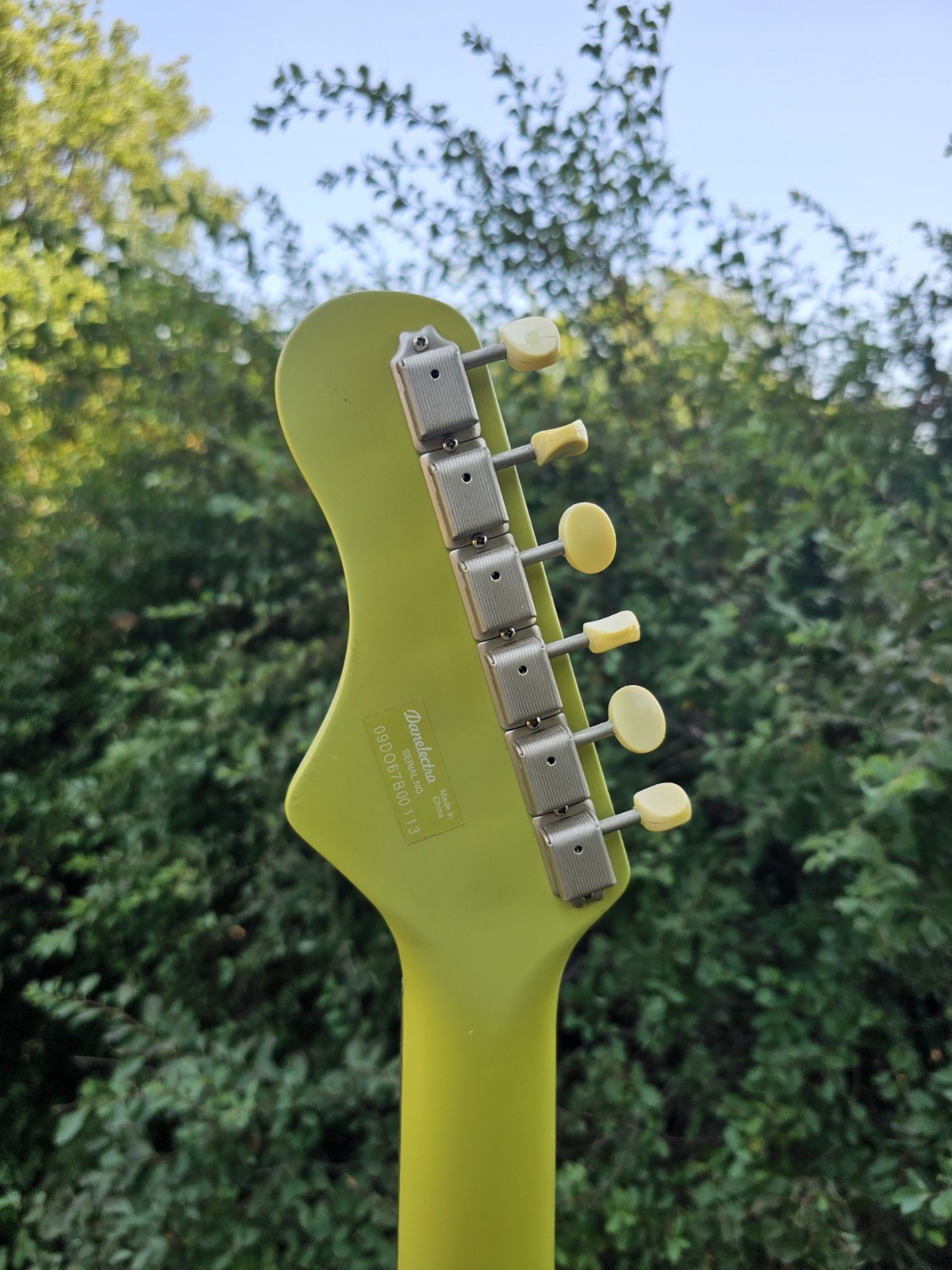 Danelectro Dead On 67 BARITONE guitar Limey Green 2009