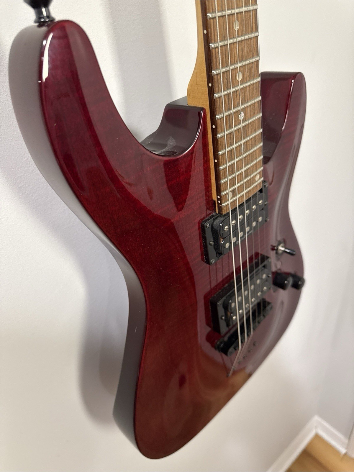 VIDEO- Mint 2006 Schecter Diamond Series Gryphon Guitar Mahogany Duncan Pickups