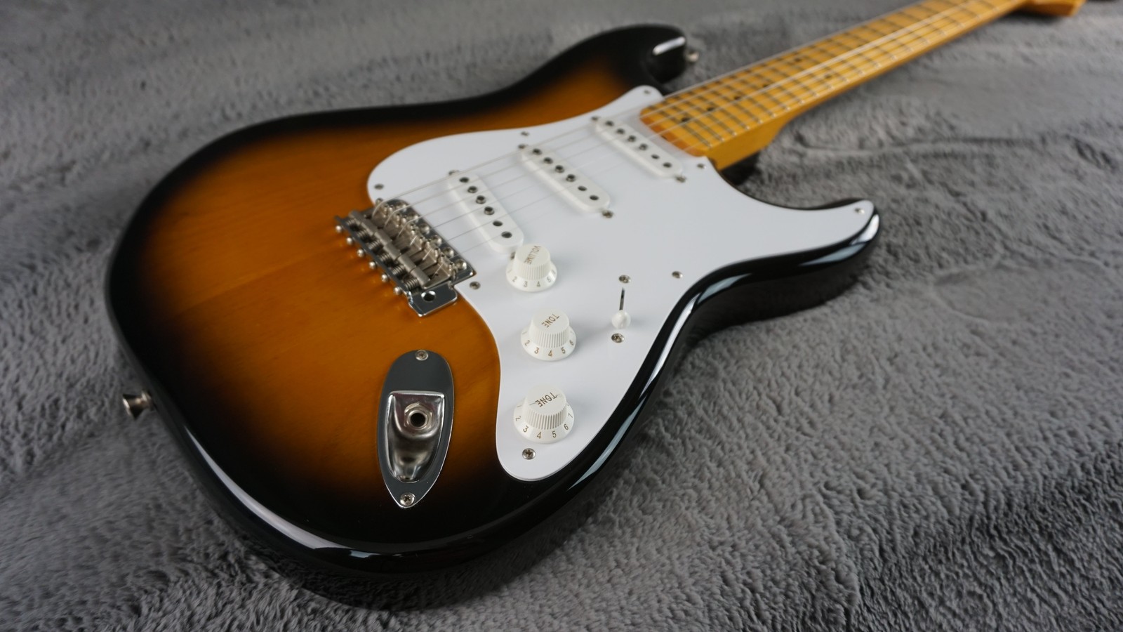Fender Japan ST57-70TX 2004 Stratocaster 2-Tone Sunburst w Texas Special Pickups