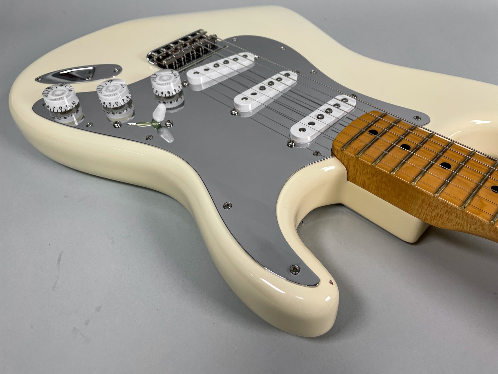 2022 Fender Nile Rodgers Hitmaker Stratocaster Olympic White w/HSC