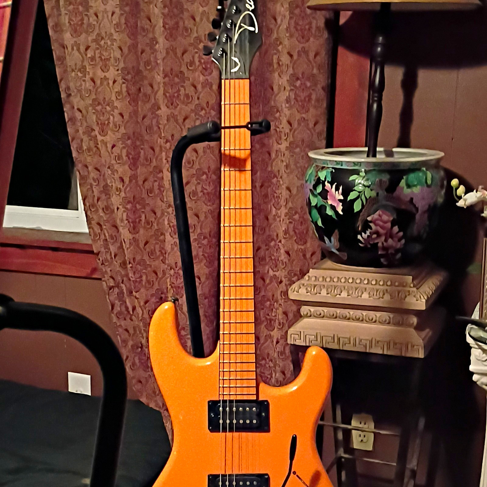 the dean r/handed extreme practice guitar whammy bar double pickup humbuckers.