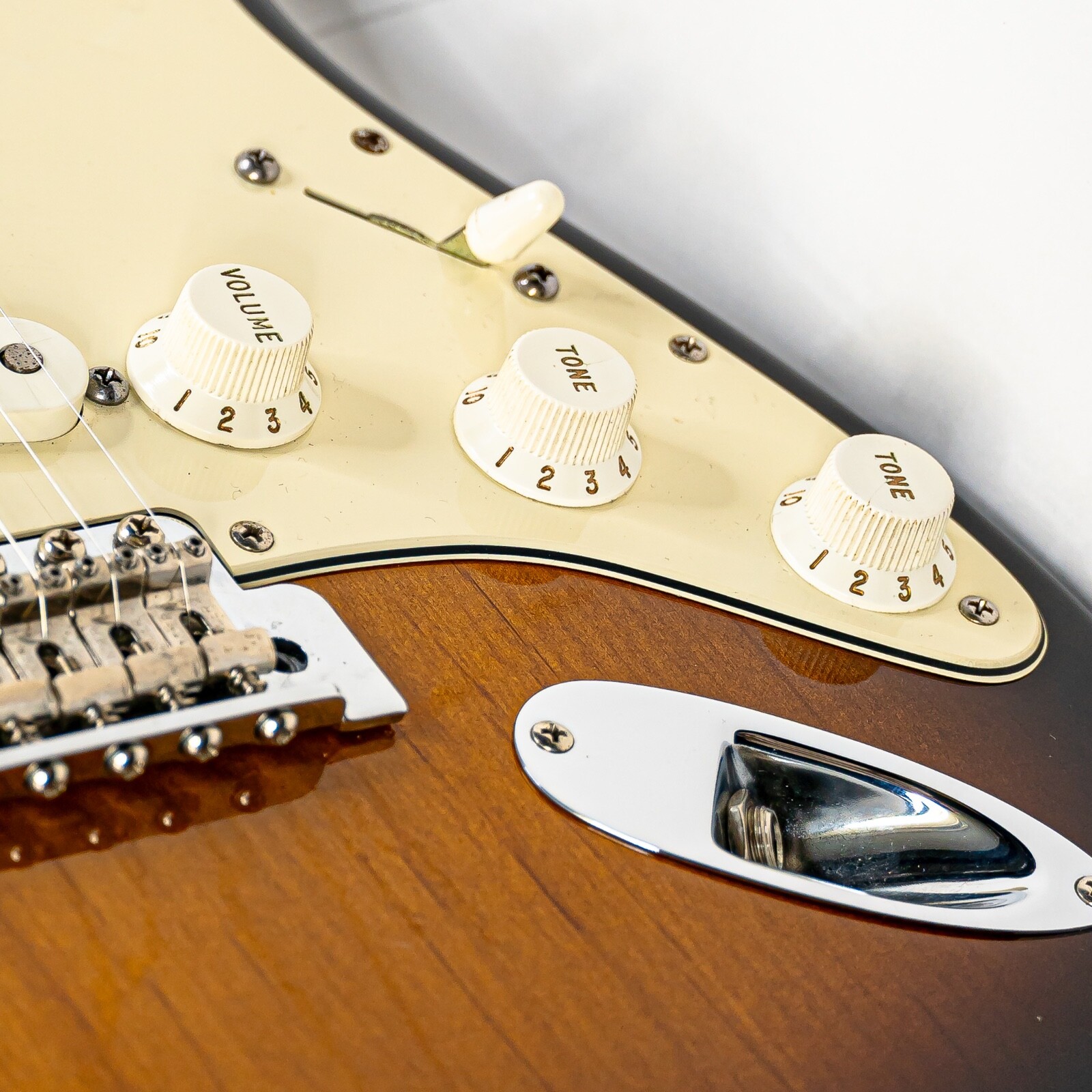 ’09 Fender Stratocaster Std. 2-Tone Sunburst w/ Maple Fretboard, Fender Gigbag