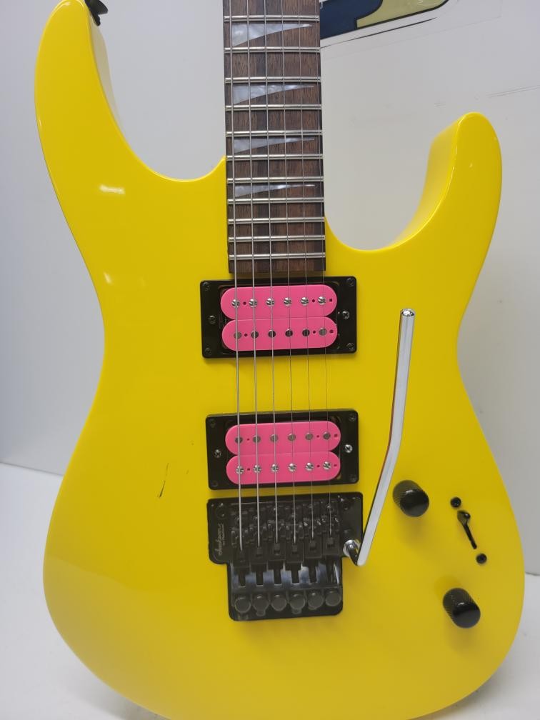 2002 MUSTARD/PINK JACKSON GUITARS DINKY (P16035305)