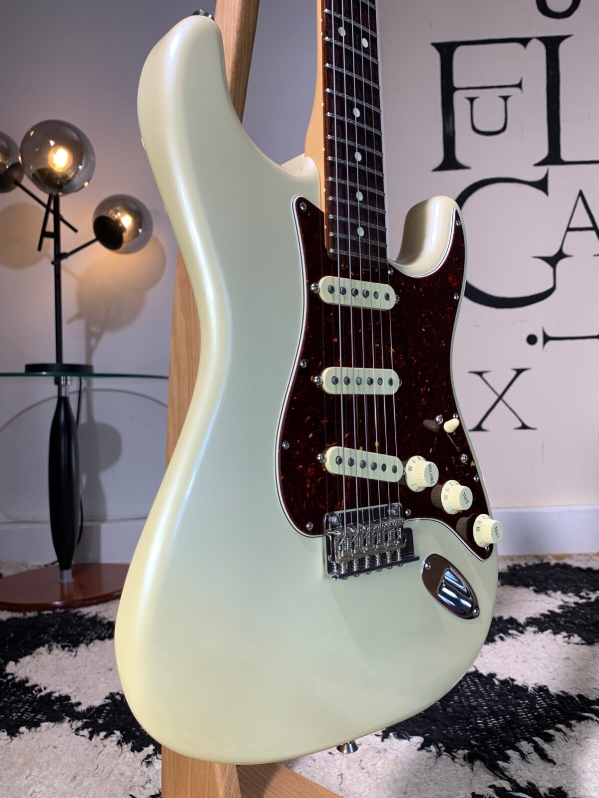 Fender Limited Edition American Showcase Stratocaster Olympic White pearl 7.8lb