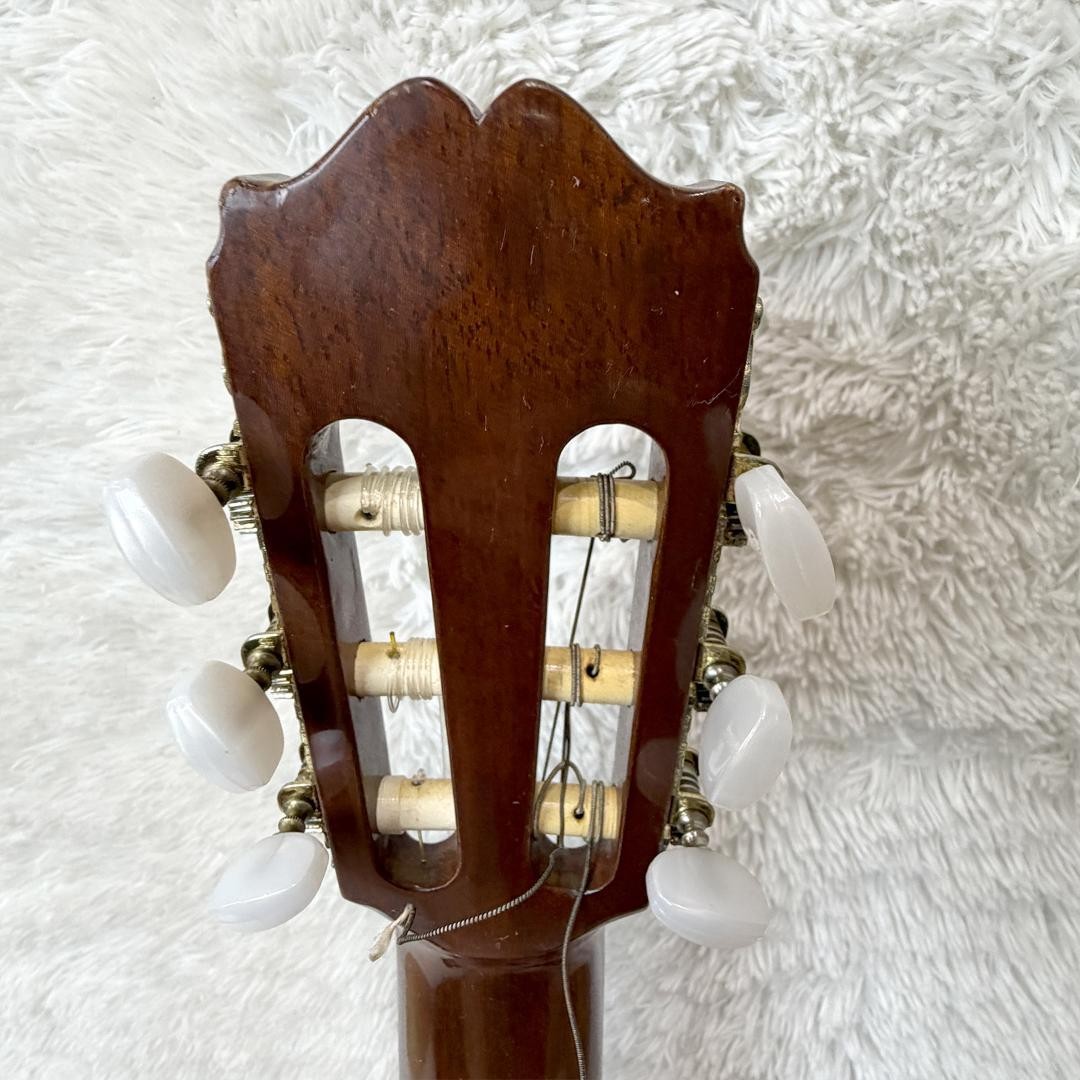 Takamine classical guitar No.40 with hard case made in 1982