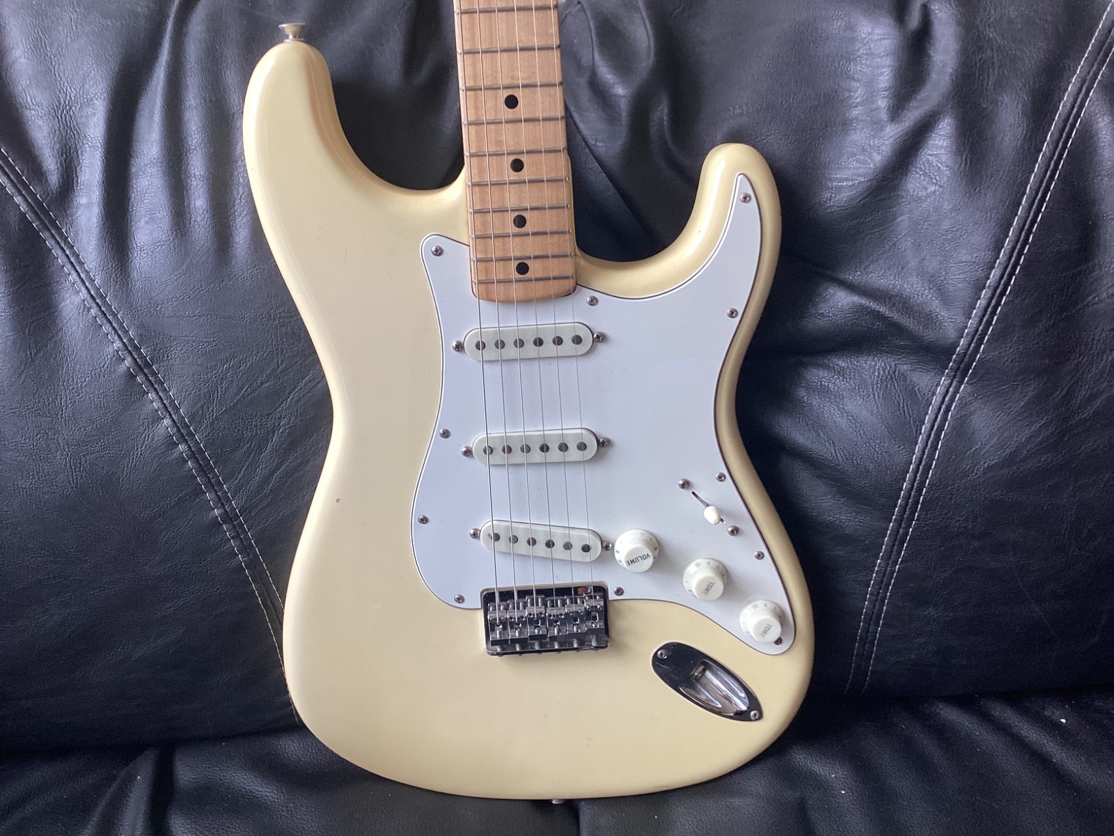 FENDER STRATOCASTER 1974-75 WHITE SUPER CLEAN ALL ORIGINAL EXAMPLE