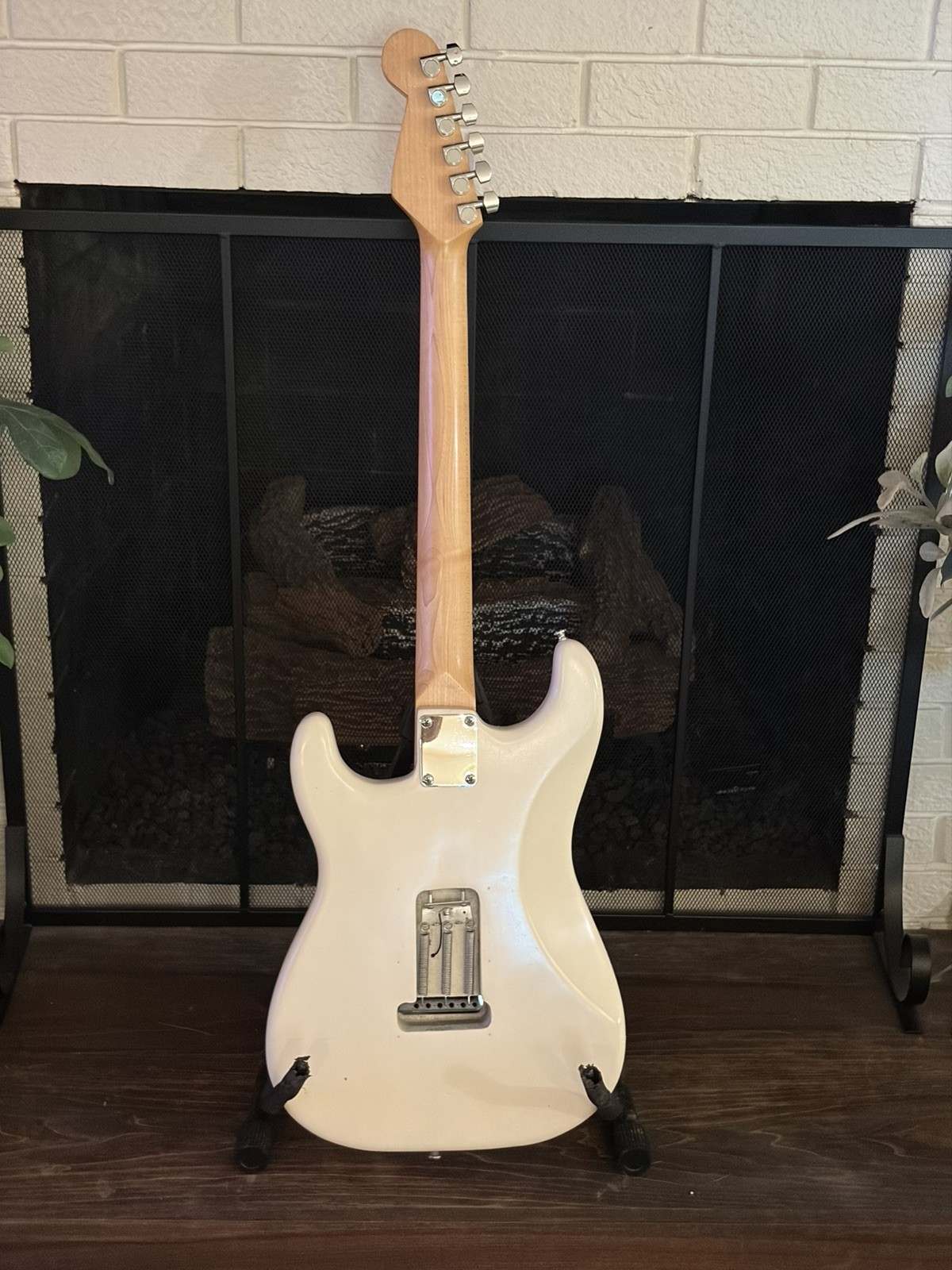 strat partscaster! neck and body are from a squier! all electronics upgraded!