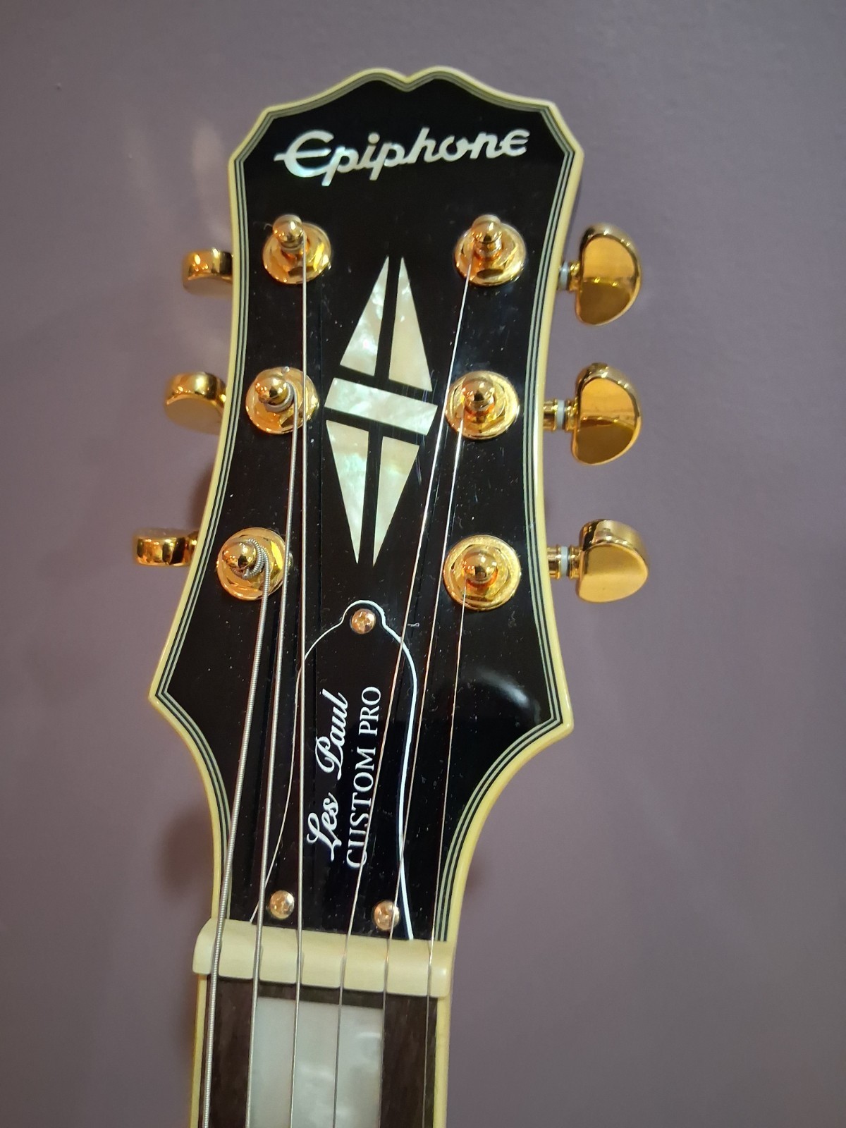 Epiphone Les Paul Custom Pro – Black with Gold Hardware and Henry Heller Case