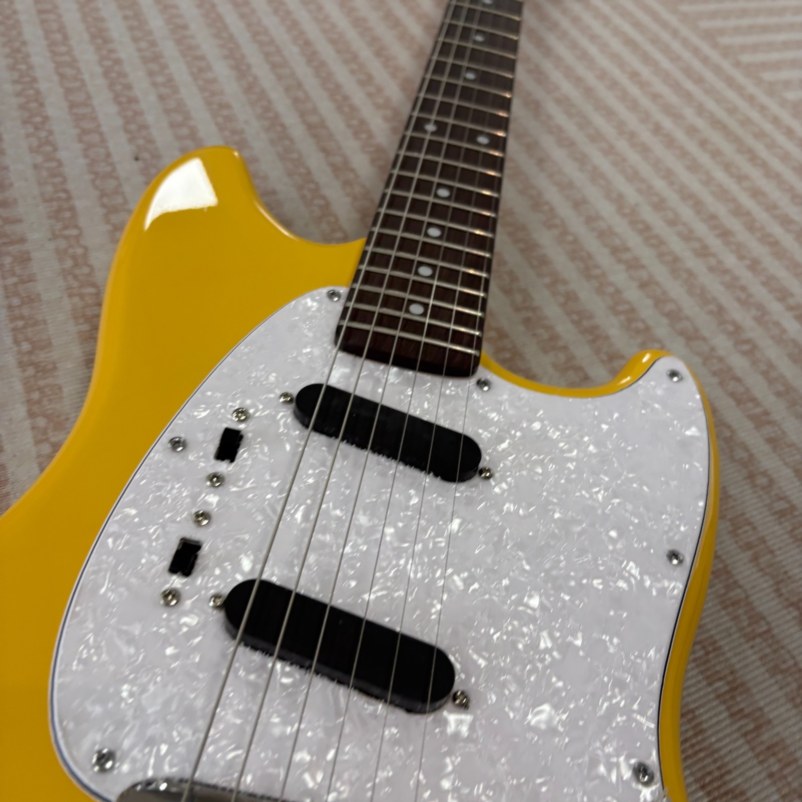 Yellow Mustang Style Electric Guitar Rosewood Fingerboard Maple Neck
