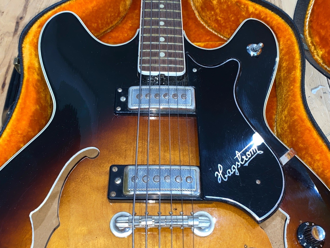 ****READ*** VTG 1966 Hagstrom V 1 Viking Sunburst w/Bigsby Tremlo Original Case