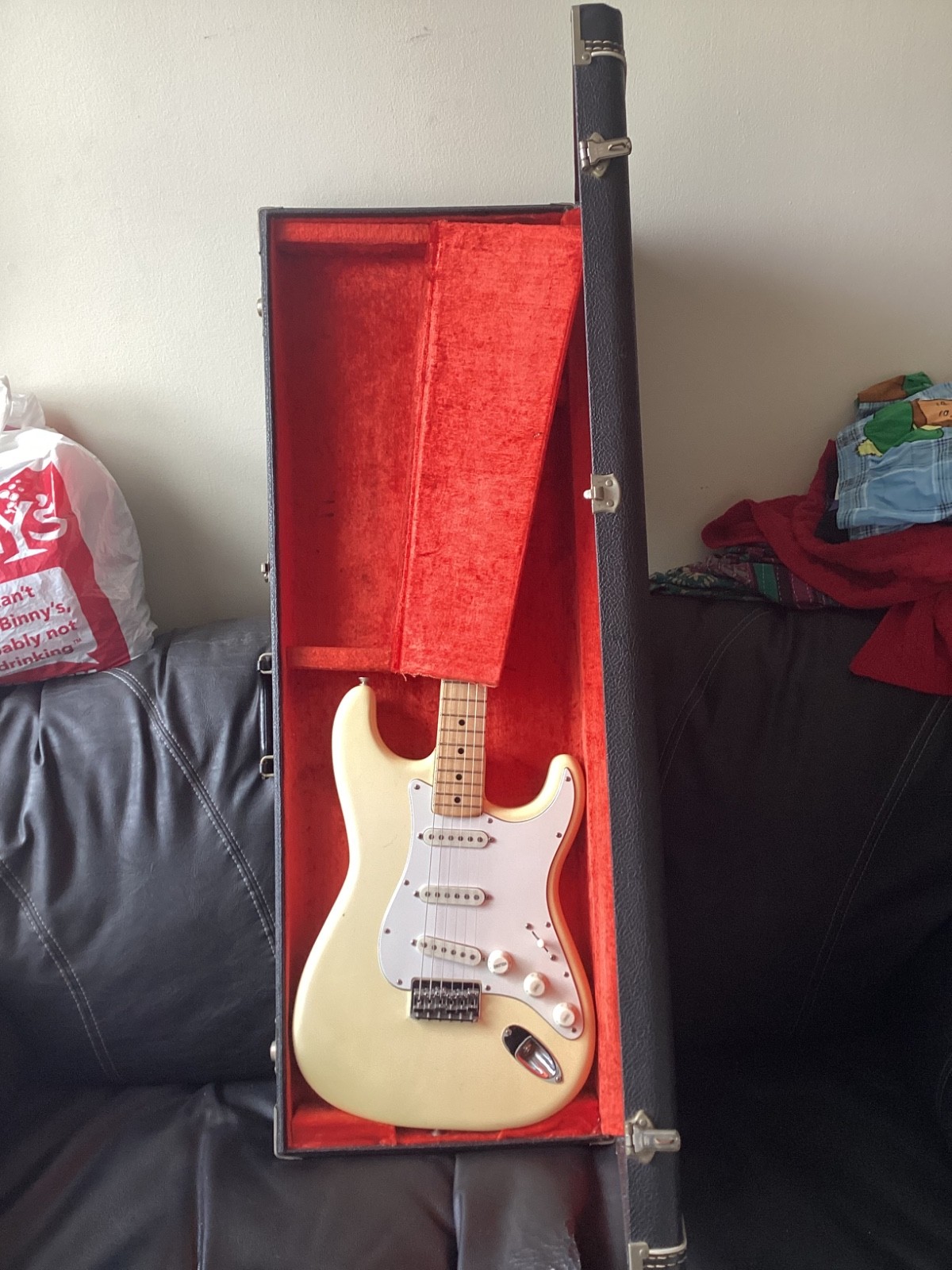 FENDER STRATOCASTER 1974-75 WHITE SUPER CLEAN ALL ORIGINAL EXAMPLE