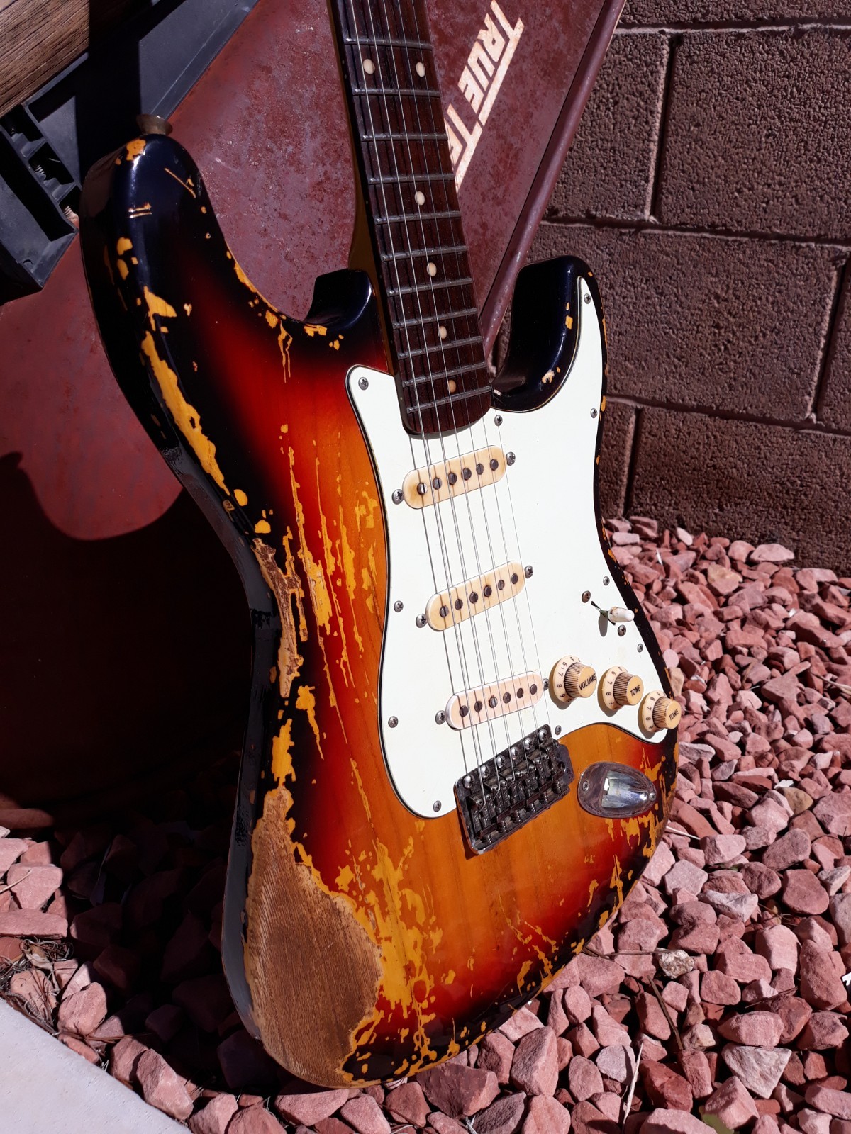 3 Tone Sunburst 65 Tribute Stratocaster Vintage – HEAVY RELIC Vintage NITRO