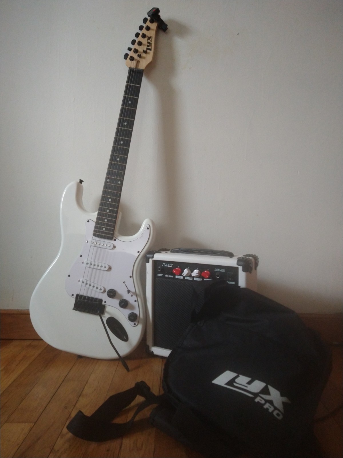 Lyx Pro Right-Handed White 22 Fret 6 String Electric Guitar Starter Kit