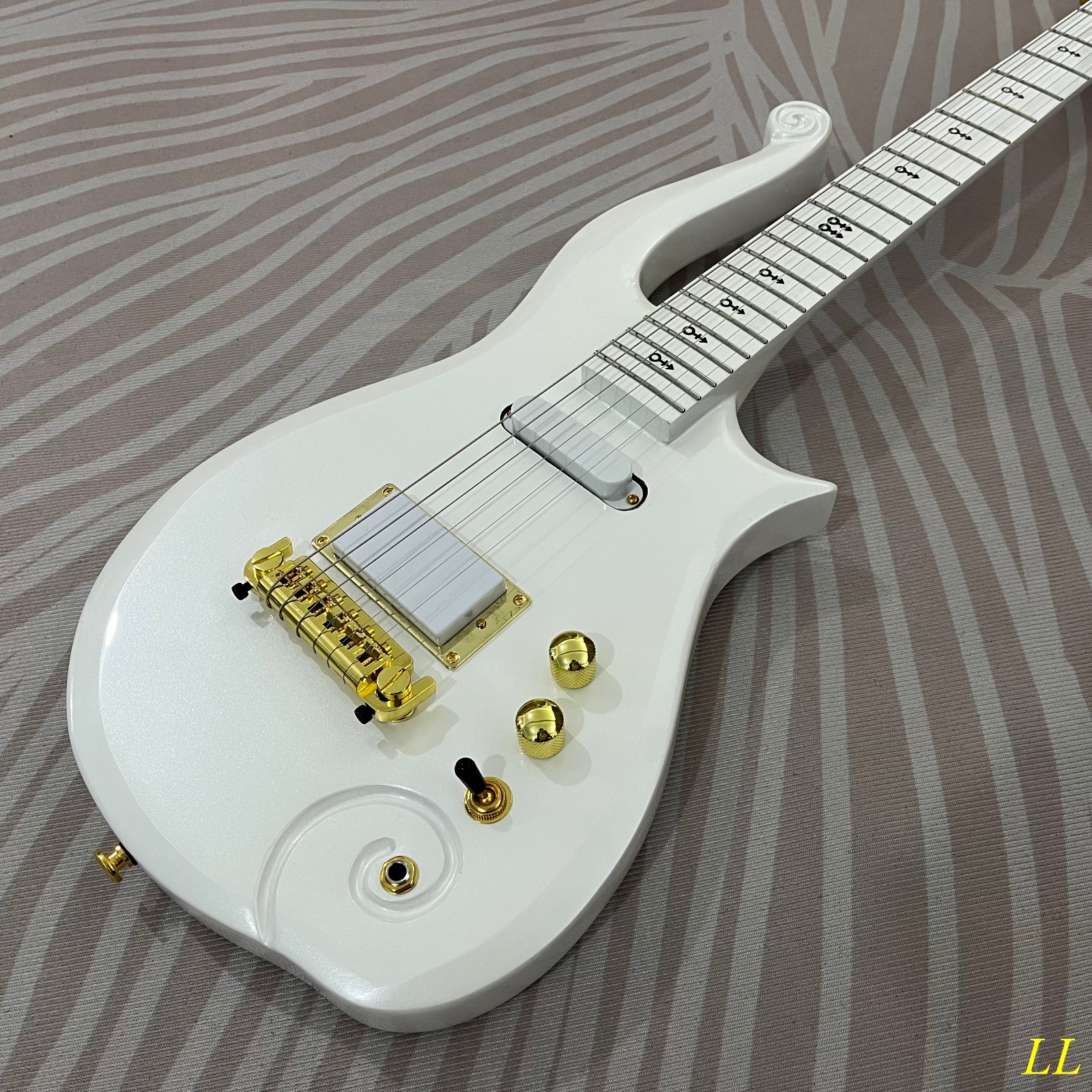 Striking Pearlescent White Sculpted Wave Guitar Arrow fingerboard inlay
