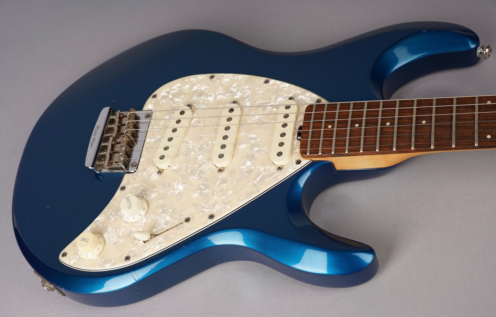 Ernie Ball Music Man USA Silhouette Special SSS Hardtail – 2000 – Blue Pearl
