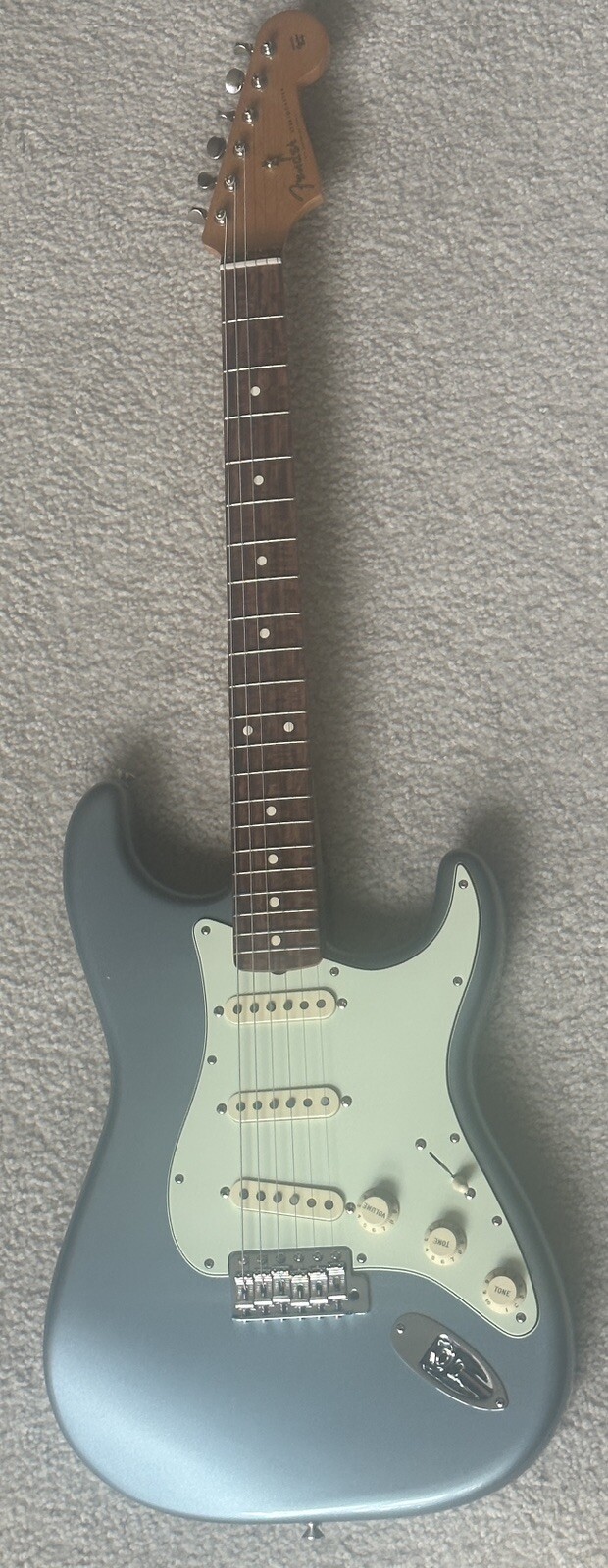 2019 Fender® Vintera 60’s Stratocaster Ice Blue Metallic w/Hard Case EXCELLENT!