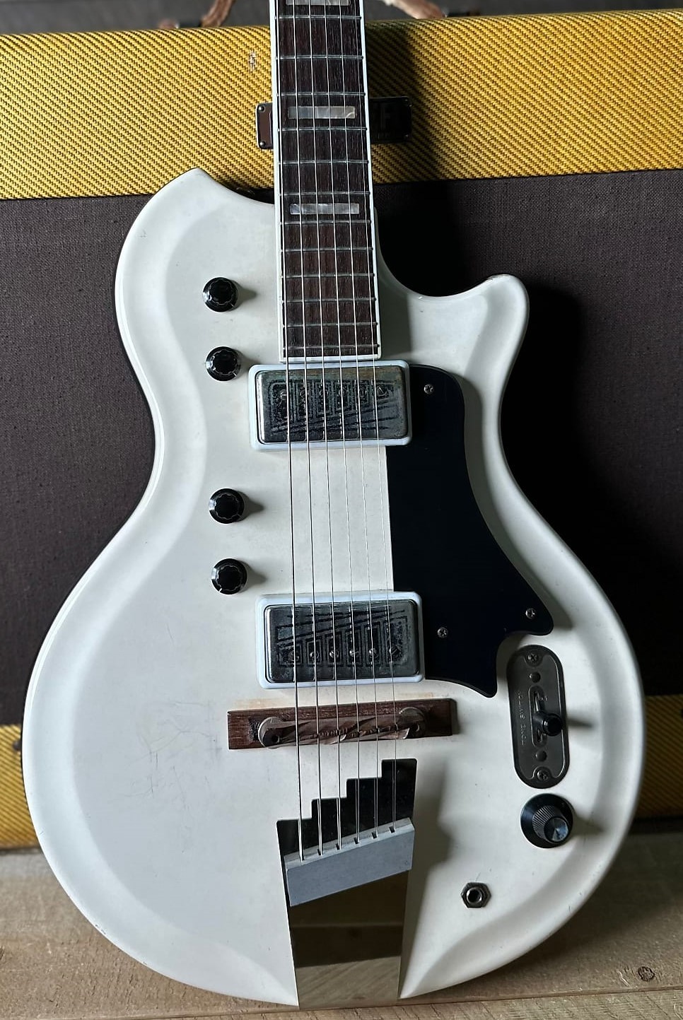 Supro Martinique Vintage 1962 Dual Tone Res-O Glass – White w HSC