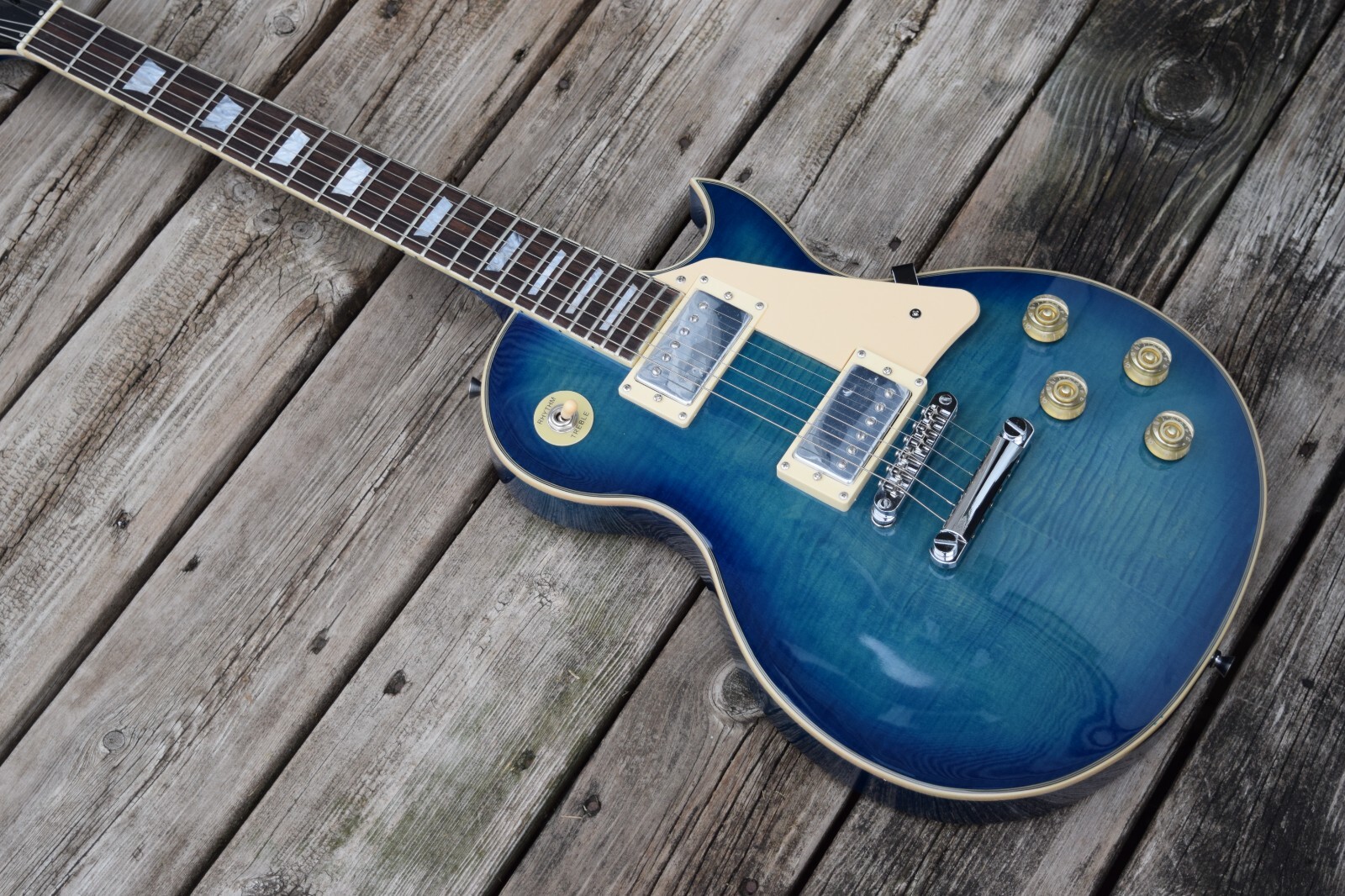 Electric Guitar Mahogany Body Maple Top into Blue Finish (Groove Canadian Brand)