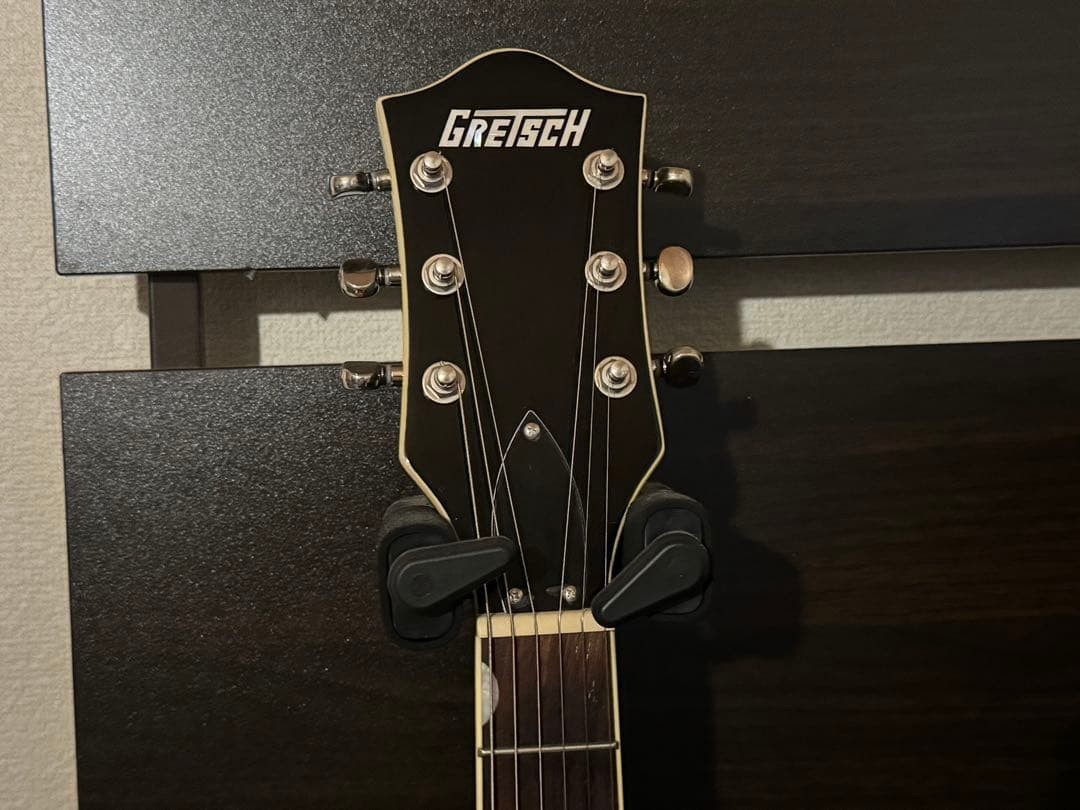 Gretsch G5622 Double-Cut V-Stoptail Black Gold Guitar Case Included