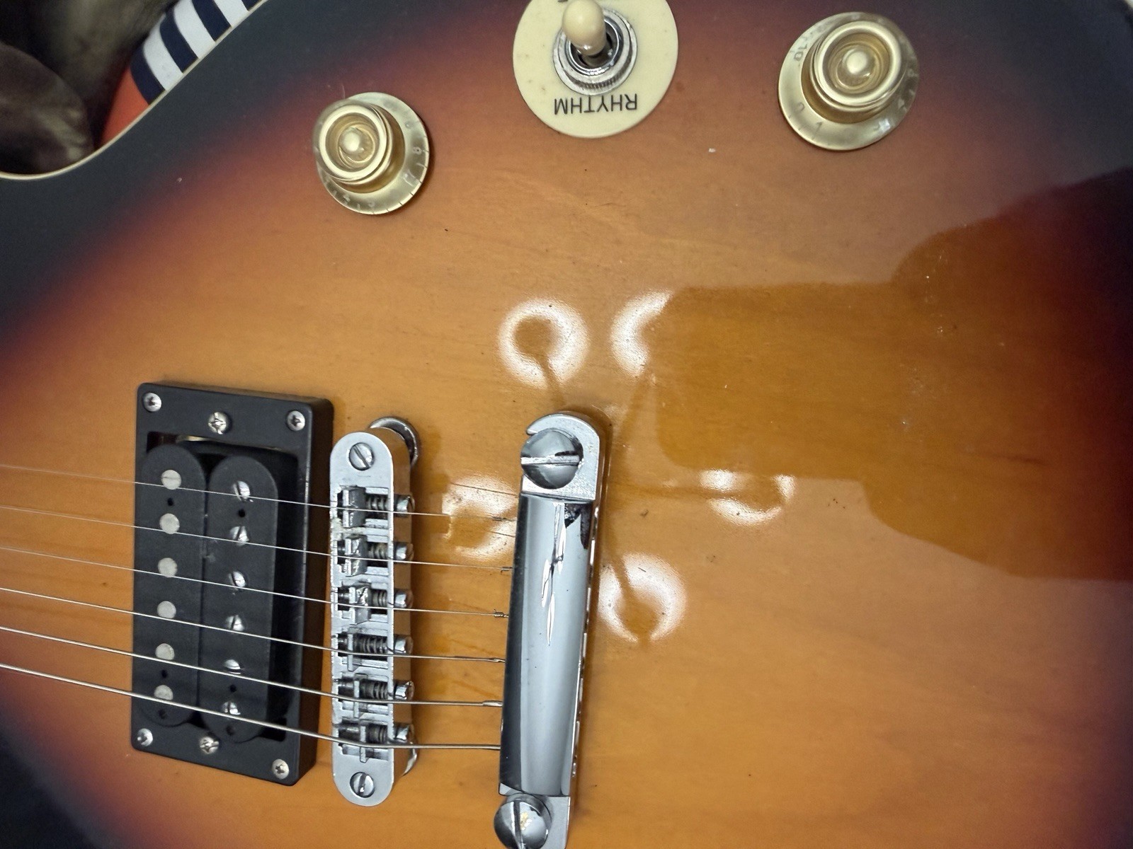 Donner DLP-124 6-String LP Style Electric Guitar – Sunburst And Fender Case