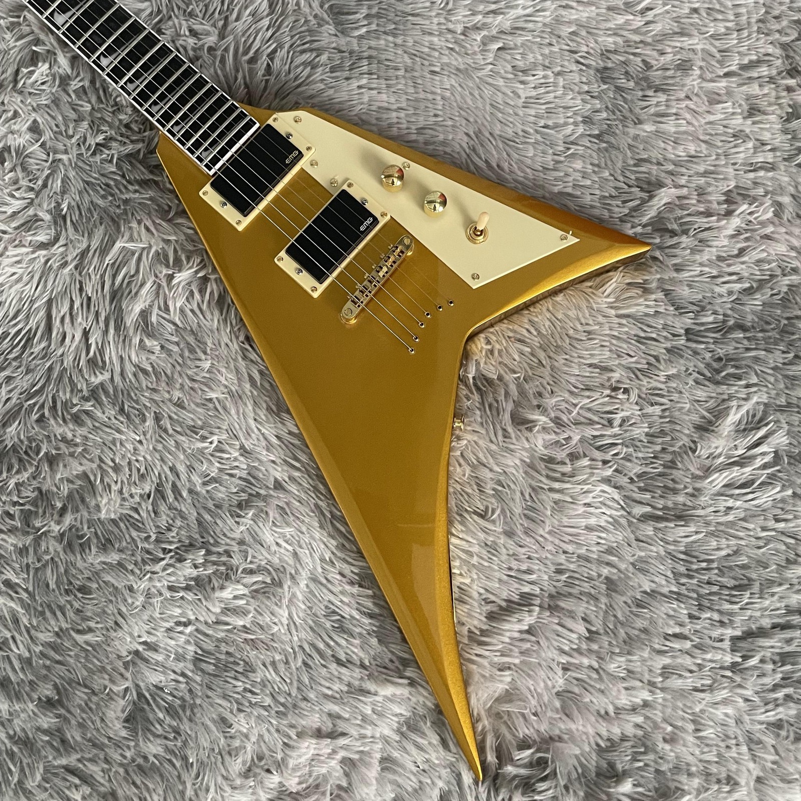 Metallic Swallow Tail V Shape Electric Guitar Gold Knob Thru Body active Pickups
