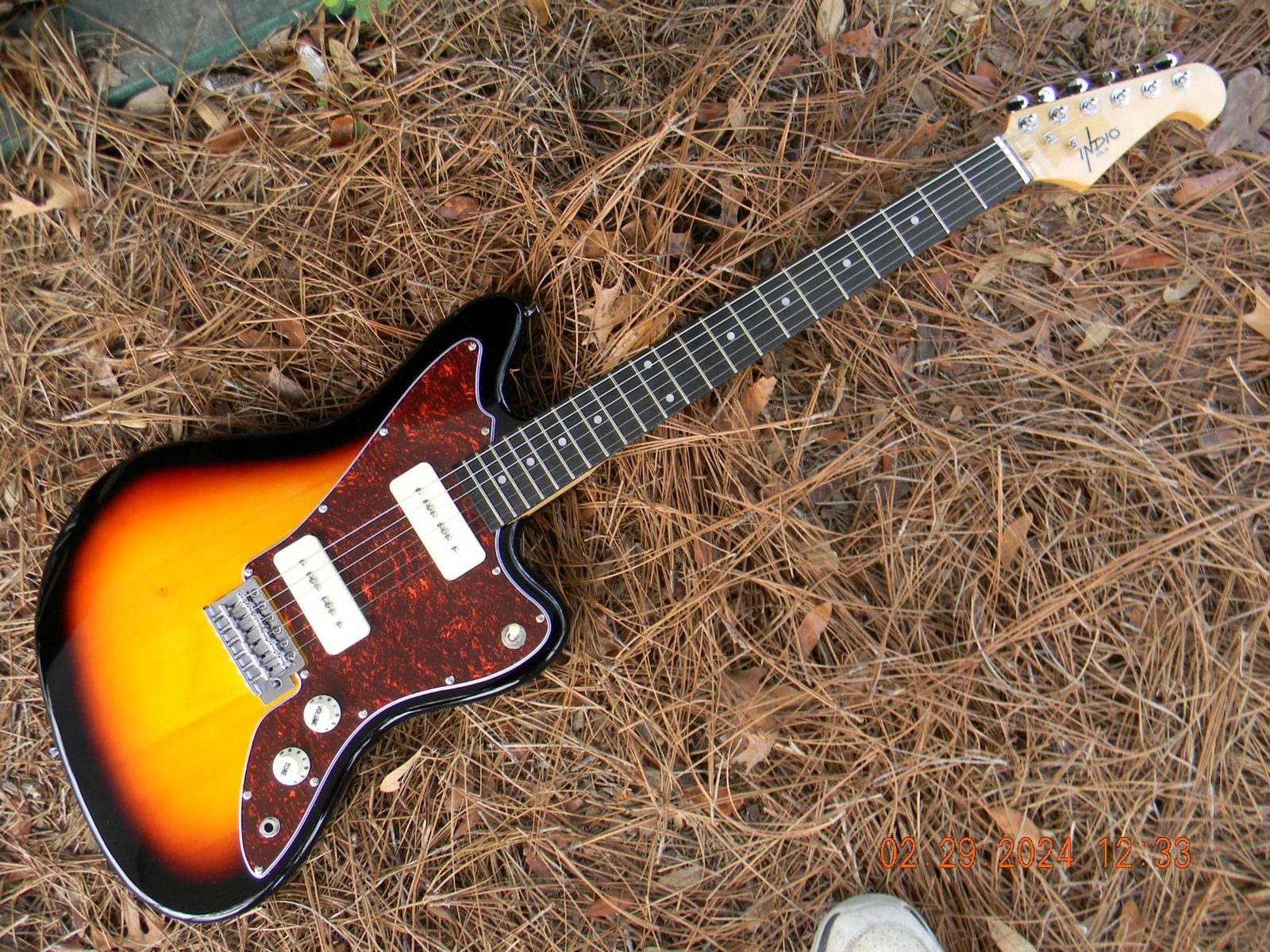 Monoprice Indio OS30 Offset , Hot Cream P90’s,Upgraded Capacitor, Gigbag,Nice