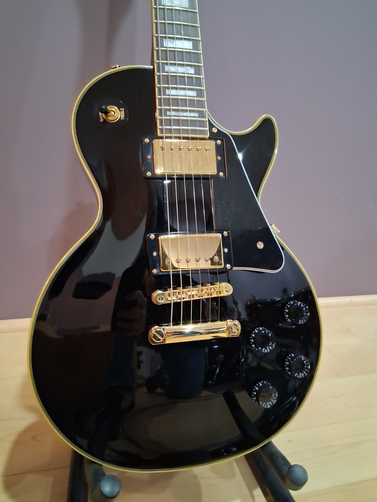 Epiphone Les Paul Custom Pro – Black with Gold Hardware and Henry Heller Case