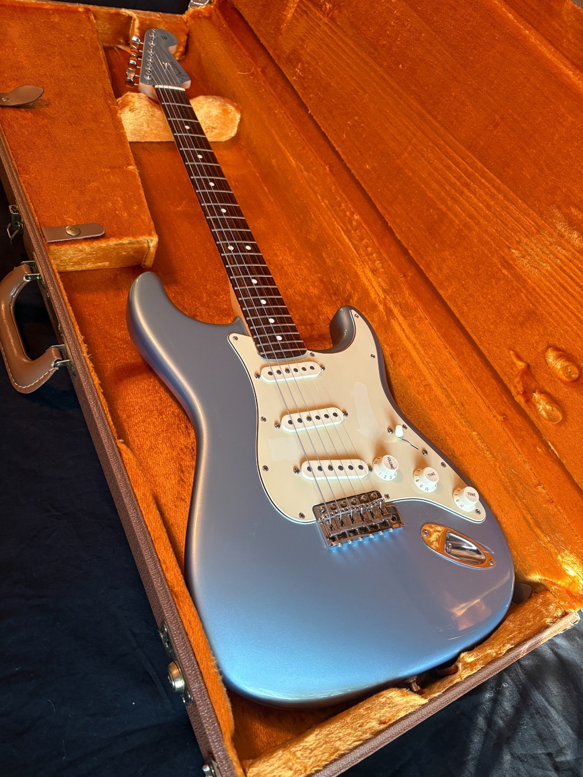Fender FSR American Deluxe ’62 Stratocaster Ice Blue Metallic Matching Headstock