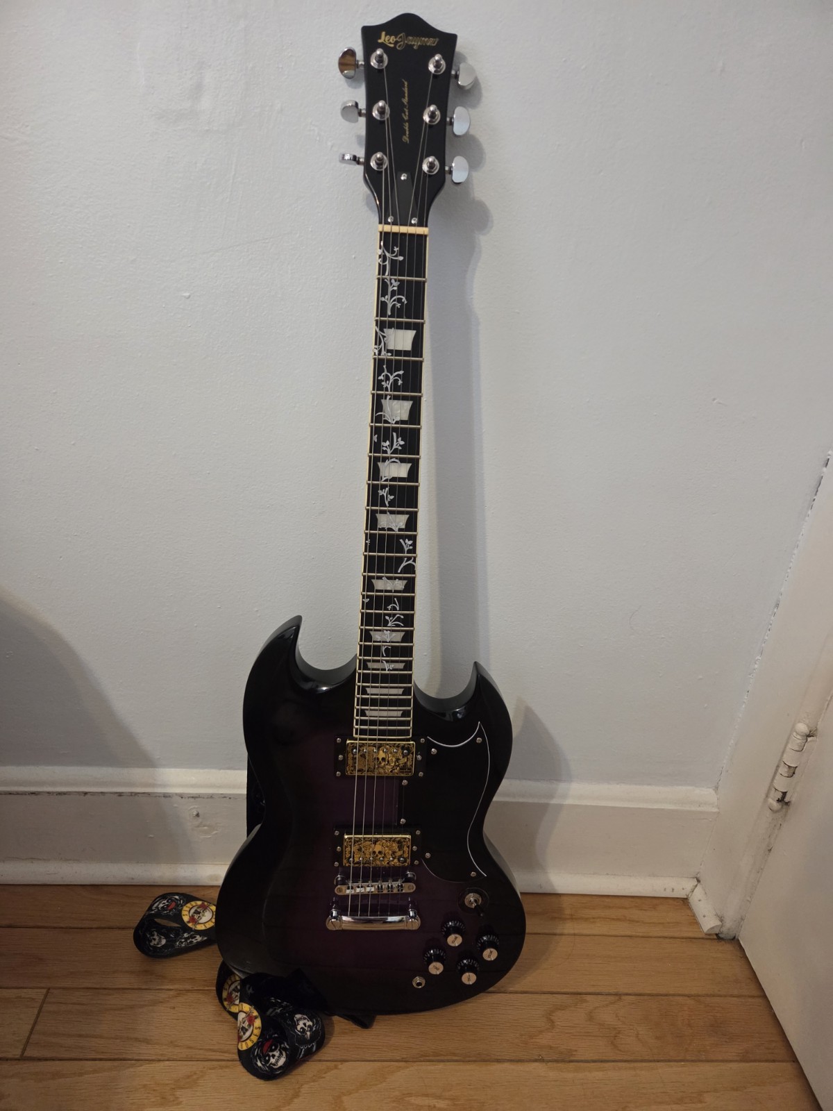 Leo Jaymz LJG-2000 Solid Body 6-String RH Electric Guitar Black w/ Gig Bag