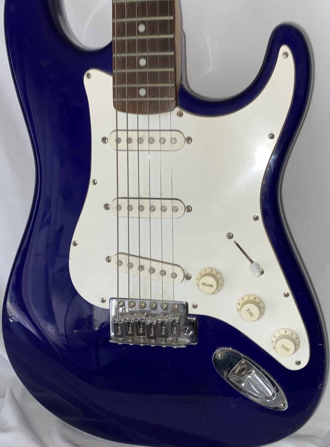 Silvertone SS11 blue electric guitar Stratocaster-style guitar lightweight