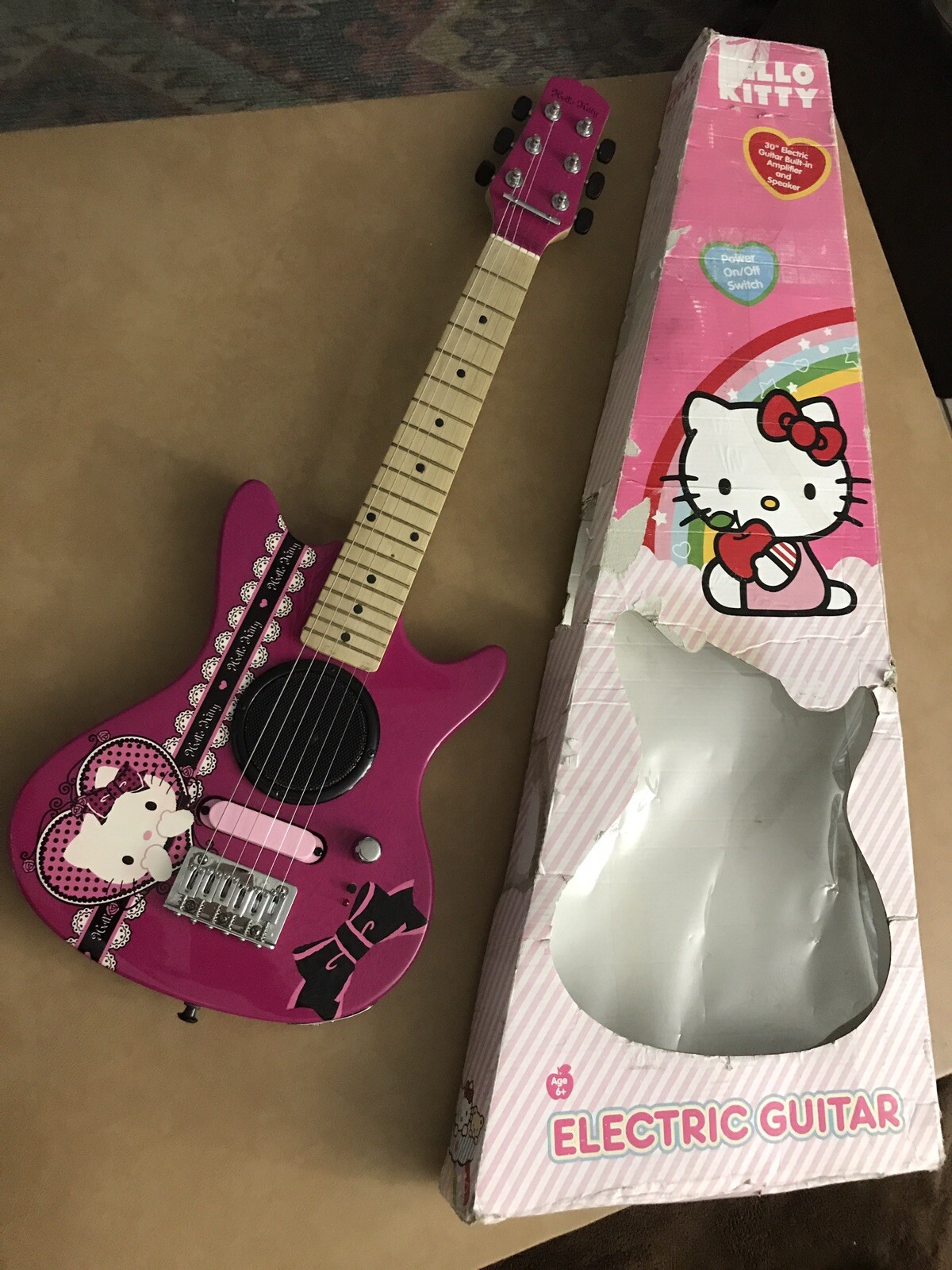 2010 HELLO KITTY Sanrio mini 30” Electric Guitar Built In Amp Speaker Jack Box
