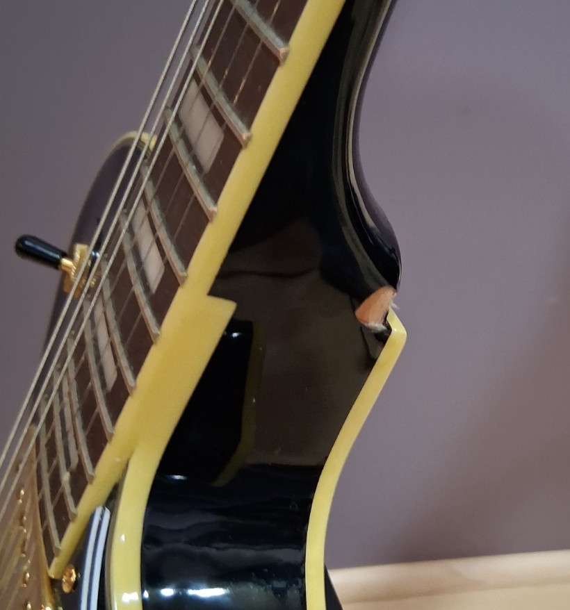 Epiphone Les Paul Custom Pro – Black with Gold Hardware and Henry Heller Case