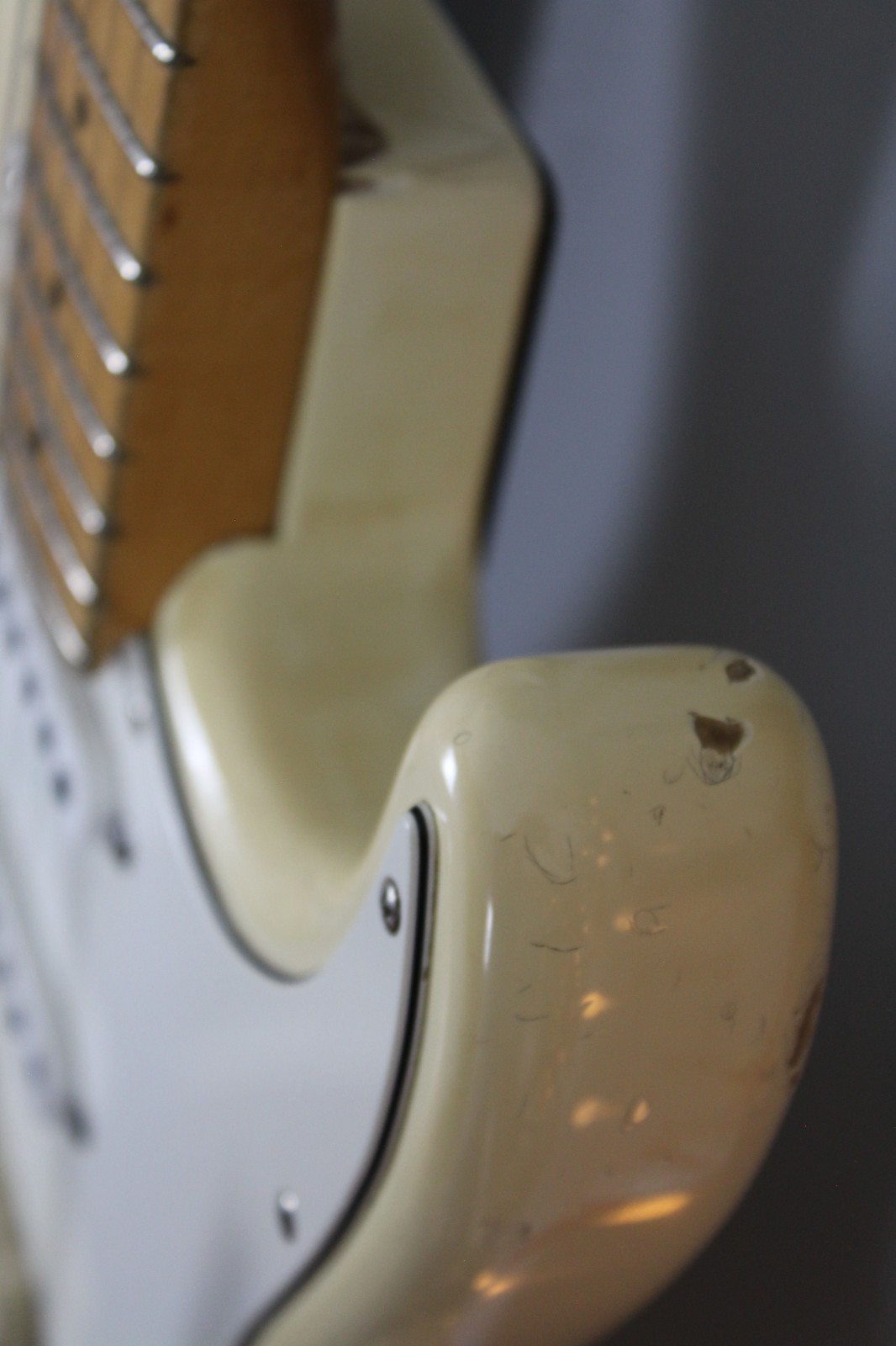 1986 Fender Stratocaster MIJ Boxer ST557 – Olympic White – w/ New hardshell case