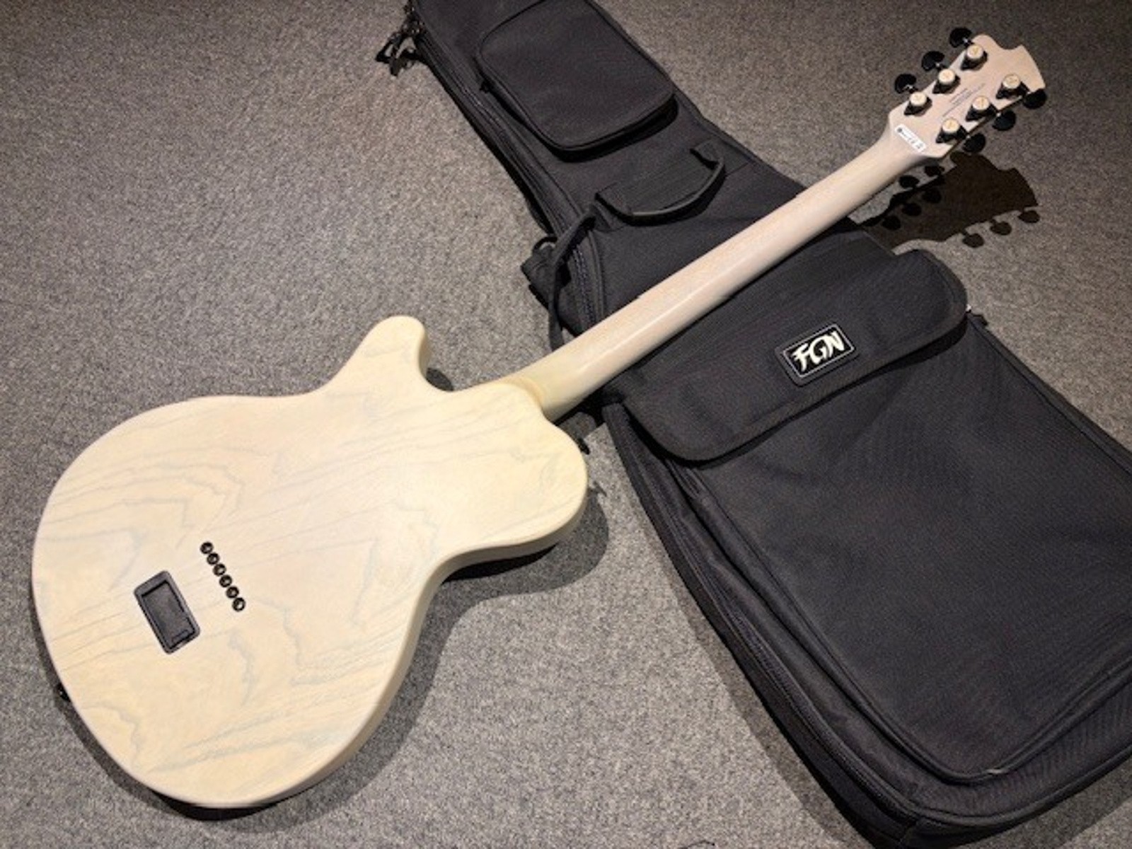 Fujigen(FGN) JFL-FT-ASH-DE664-M Used Ash Body Mahogany Neck White w/Soft Case