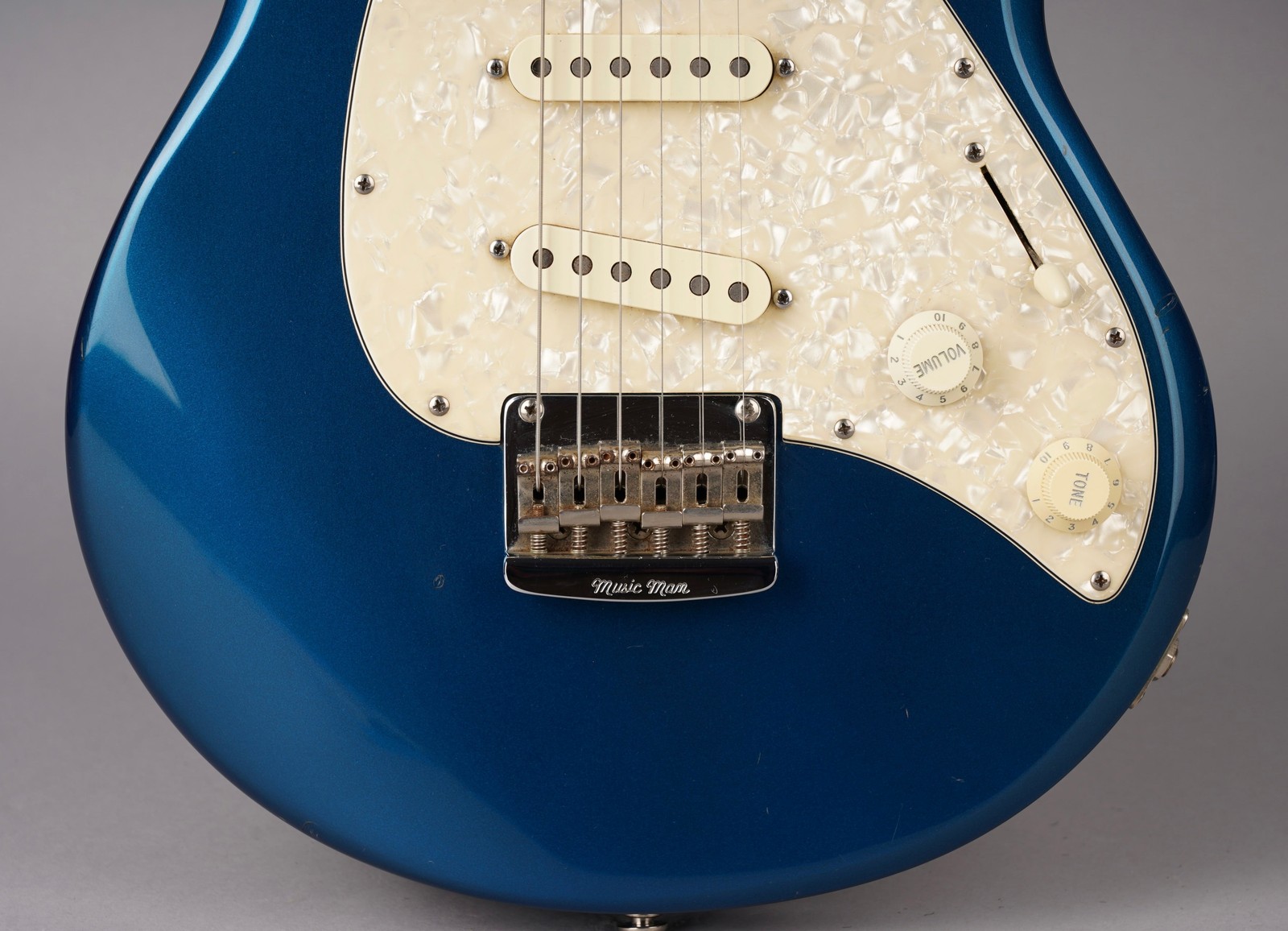 Ernie Ball Music Man USA Silhouette Special SSS Hardtail – 2000 – Blue Pearl