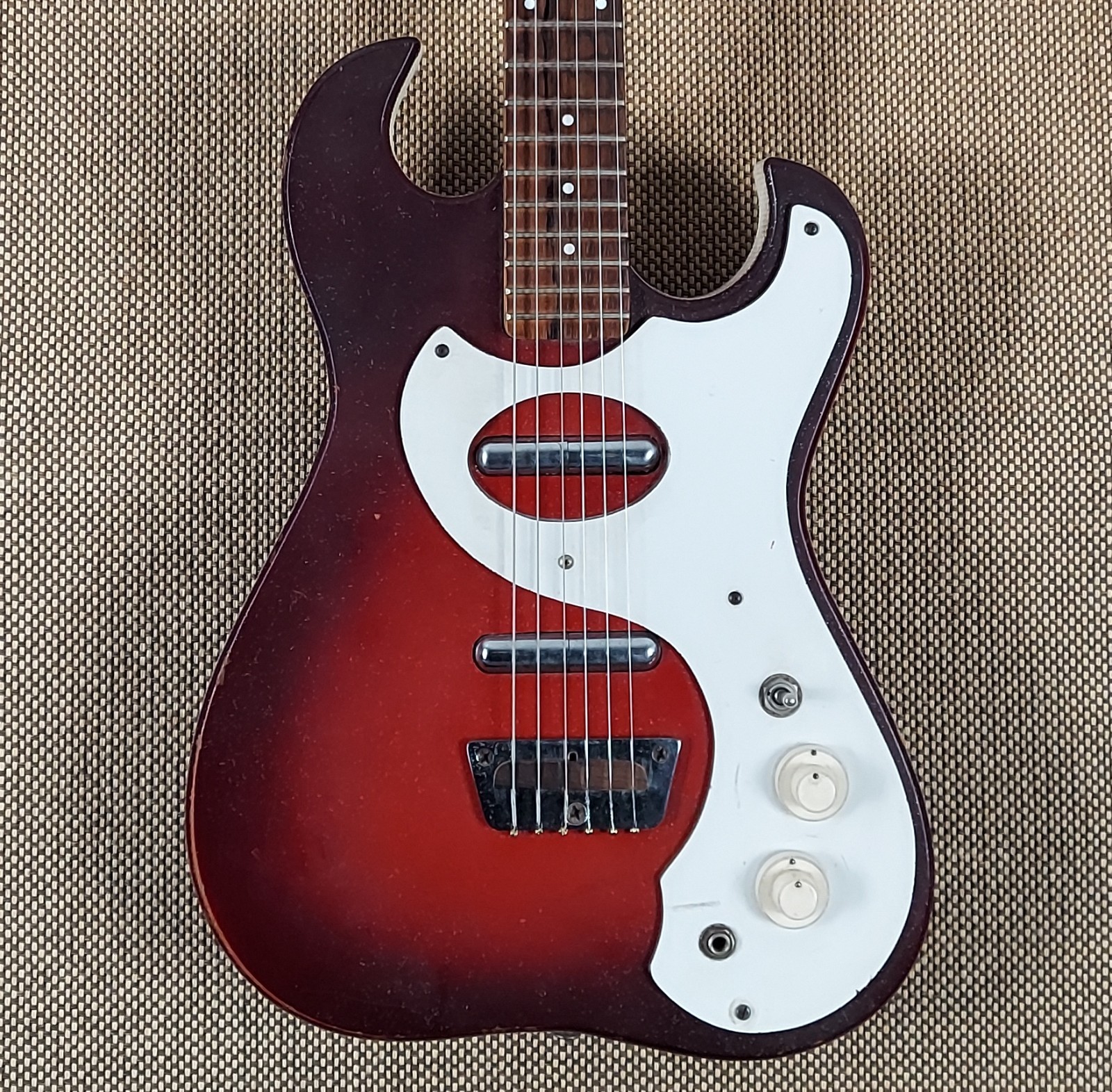 1960’s Silvertone 1457 Vintage Guitar w/ Amp-in-Case (401)