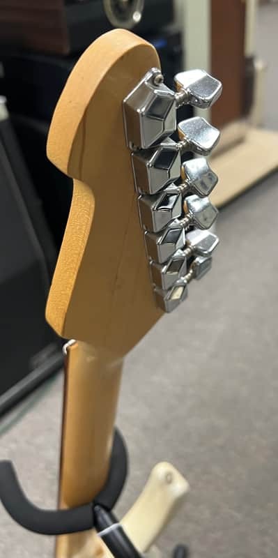 Peavey Raptor 1 Electric Guitar Ivory (T10007.MB)