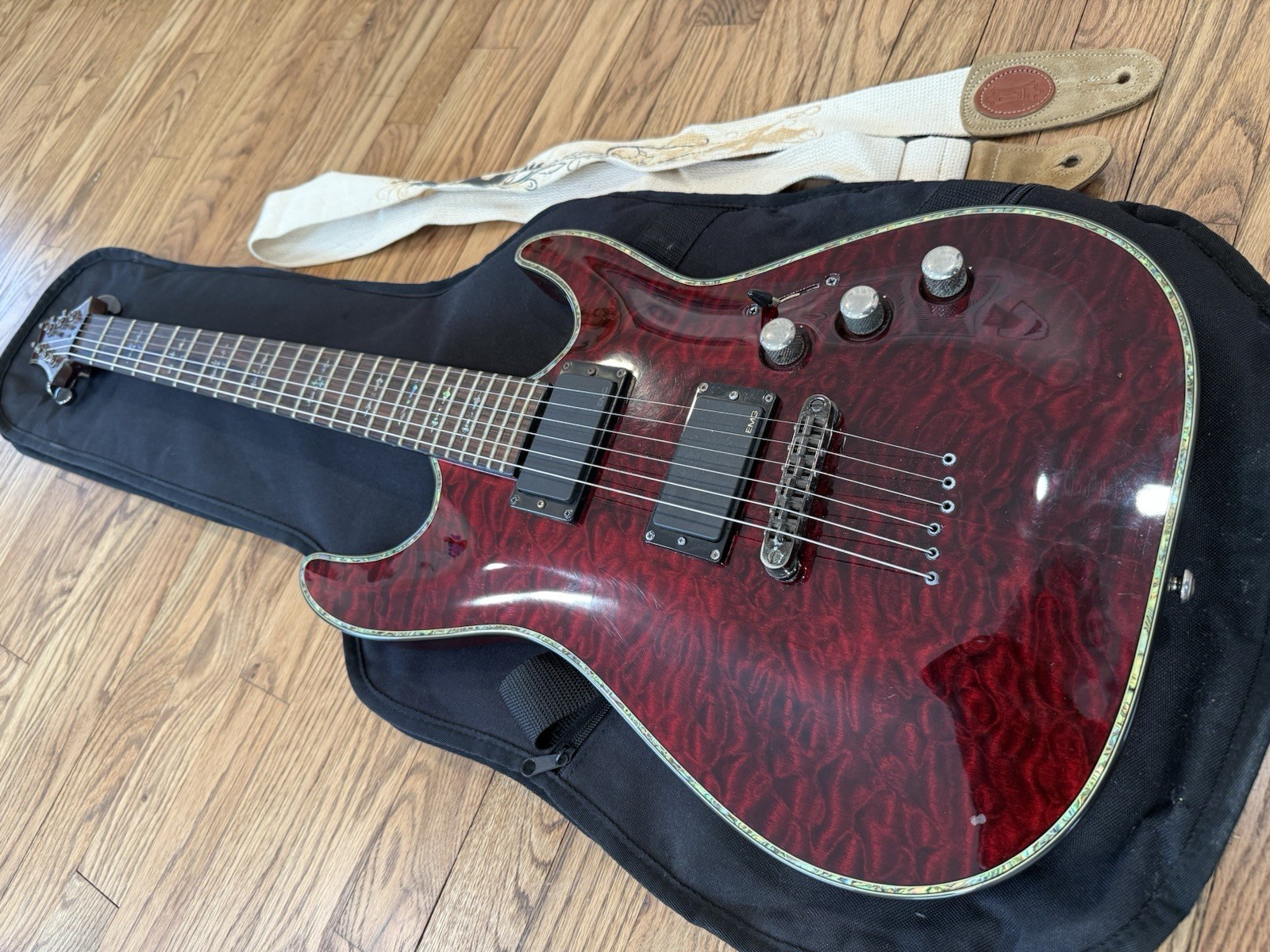 Schecter Diamond Series Hellraiser 6-String Red Solid Body w/ Gig Bag Strap