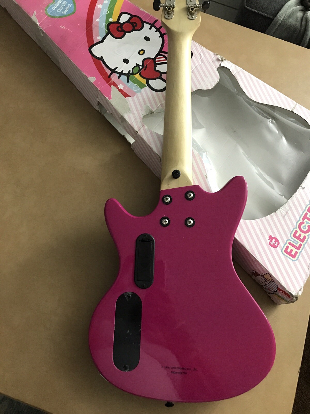 2010 HELLO KITTY Sanrio mini 30” Electric Guitar Built In Amp Speaker Jack Box