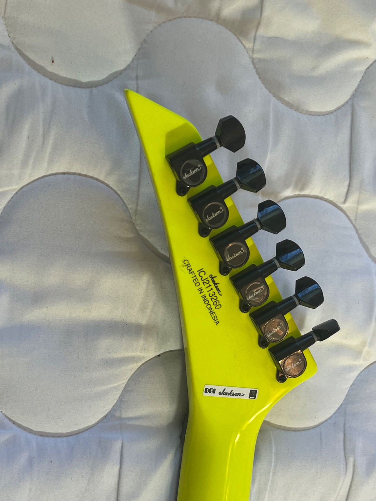 Jackson X Series Kelly – Neon Yellow KEXM MN WITH HARD SHELL CASE