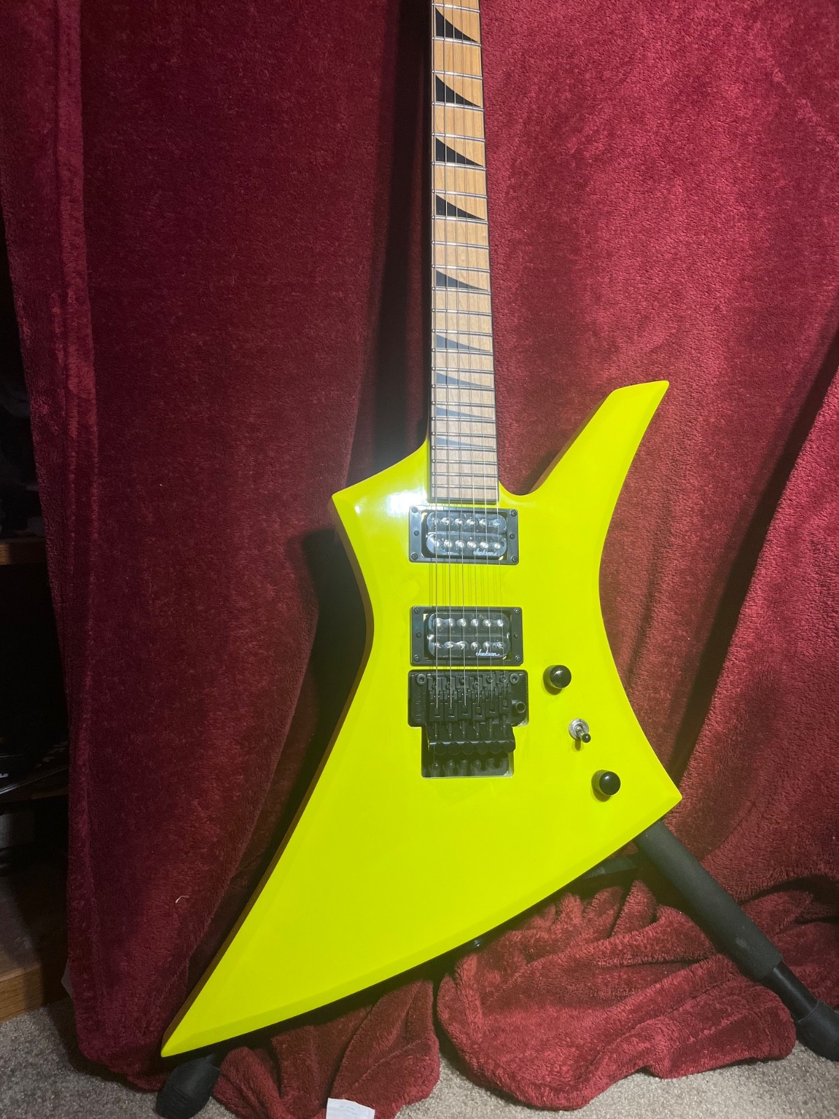 Jackson X Series Kelly – Neon Yellow KEXM MN WITH HARD SHELL CASE